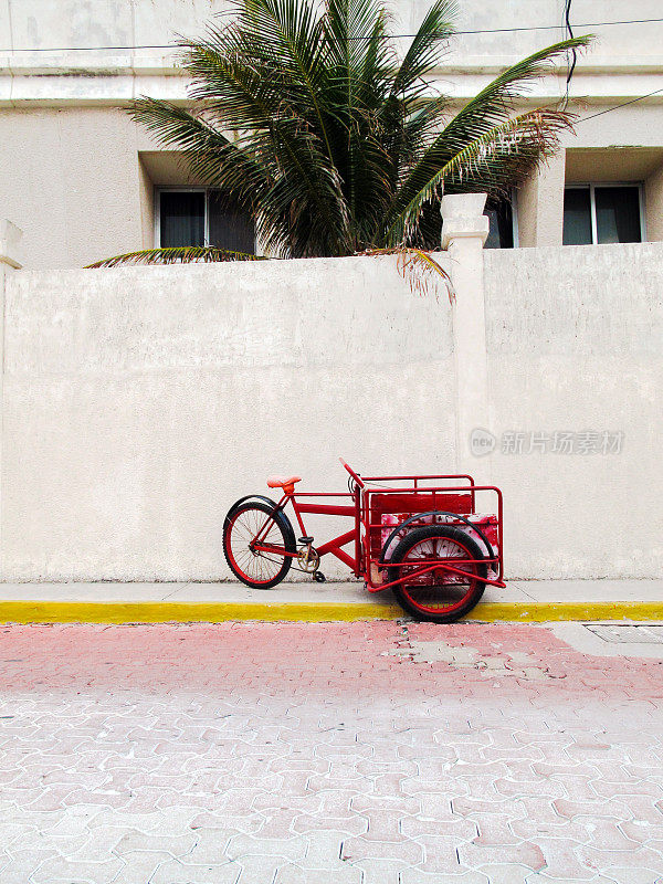 明亮的红色小贩自行车街景，加勒比岛Isla Mujeres，墨西哥